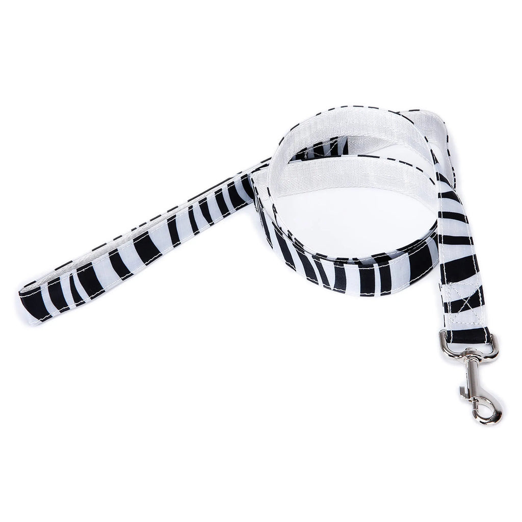 Black pet hand holding traction rope with plaid stripe design measuring 120cm in length
