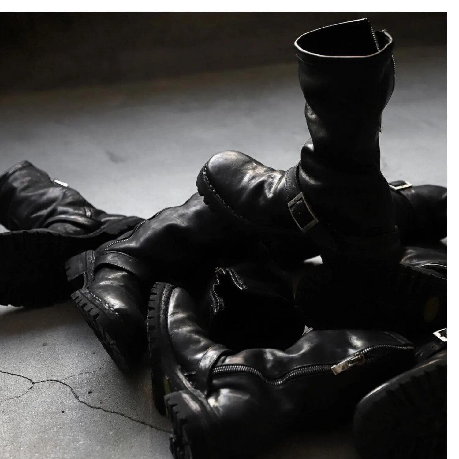 Men's black retro Martin ankle boots with a side zip closure and round toe.