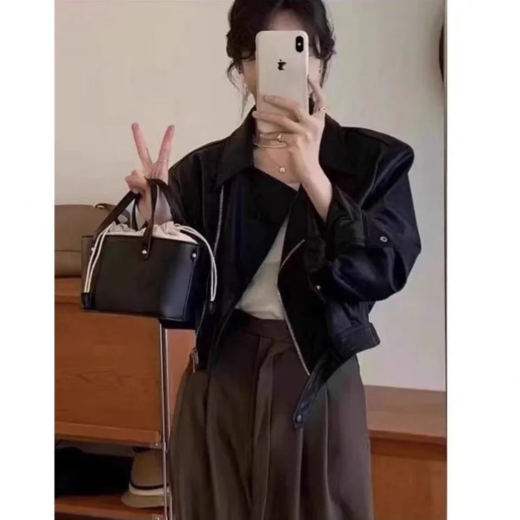 Women's slim-fit retro imitation leather jacket in black or brown with long sleeves and pockets