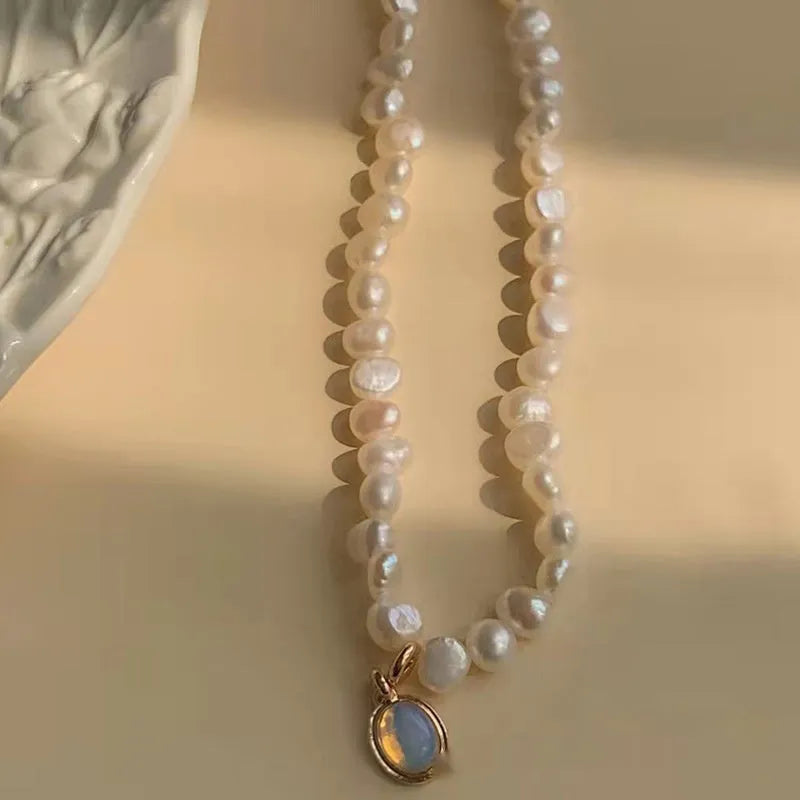 Adjustable French vintage style alloy necklace with geometric design and electroplated finish.