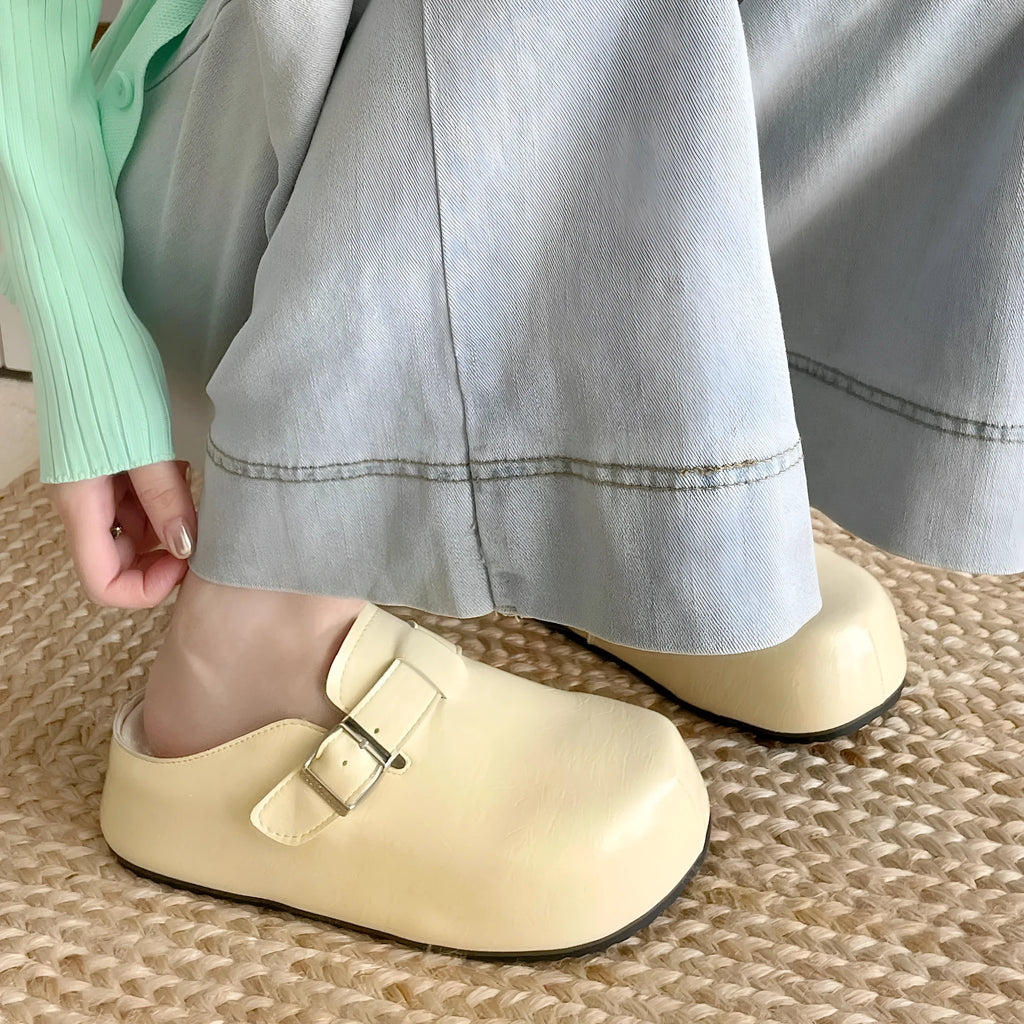 Flat round-toe casual sneakers with a metal buckle on the PU upper.