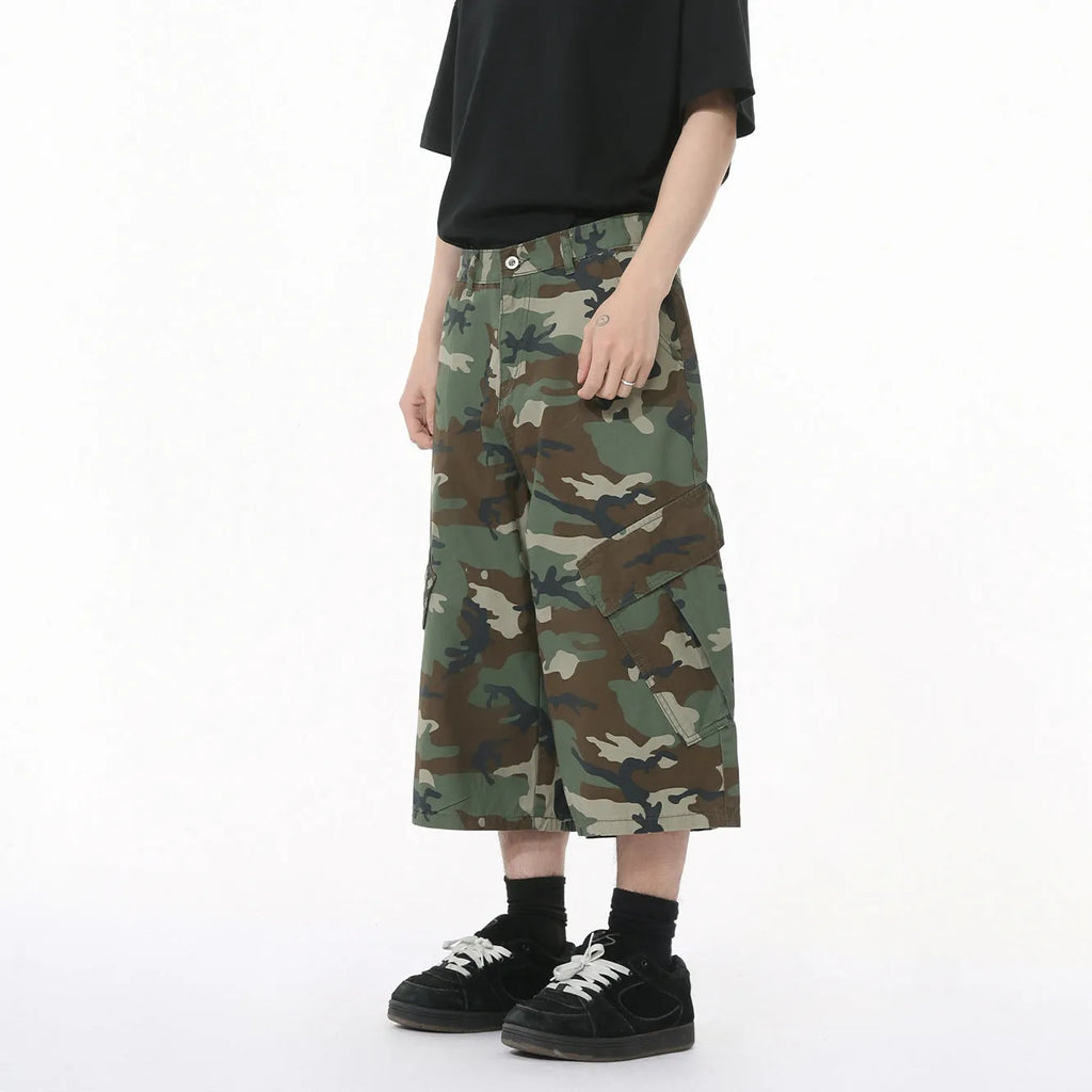 Men's camouflage wide leg cotton jeans with cargo pocket and side stitching detail