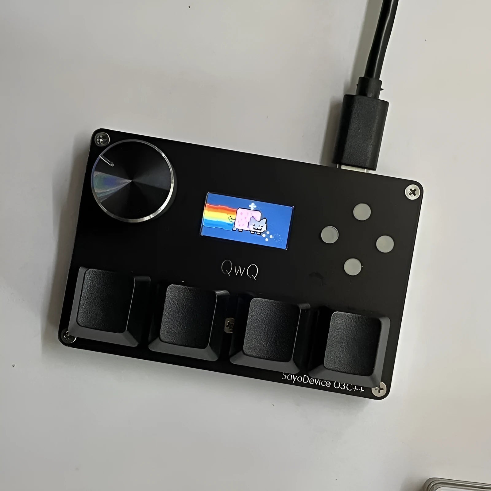 Magnetic axis numeric keyboard with IPS screen, programmable knob, and RGB backlit keys in black, pink, silver, or white.