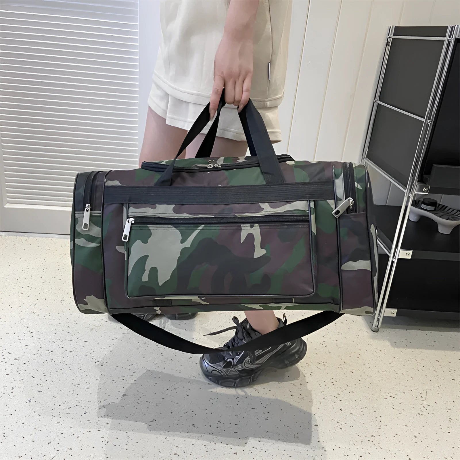 Camouflage pattern luggage bag with 20L capacity and waterproof fabric