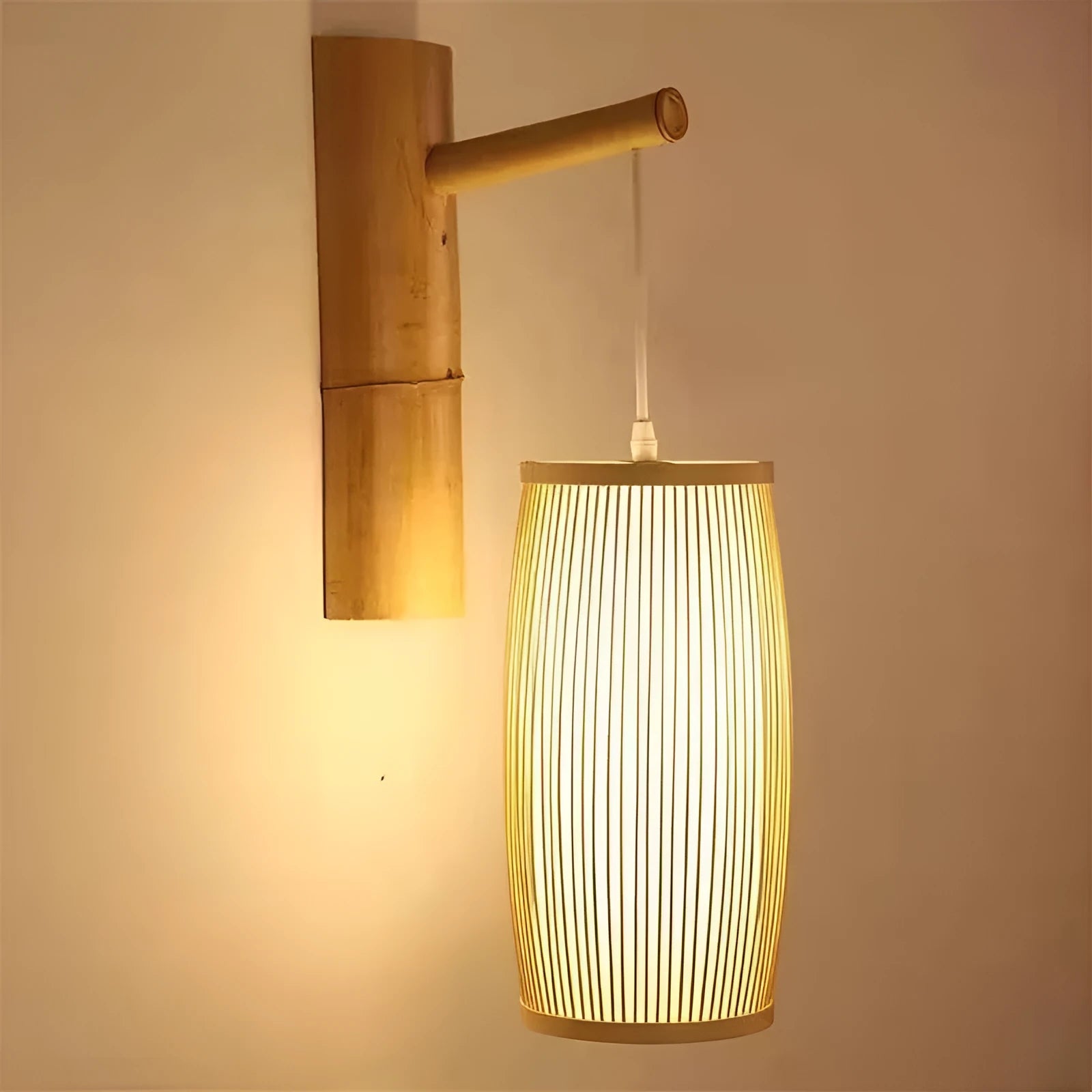 Bamboo woven pendant lamp with 15cm diameter and natural finish