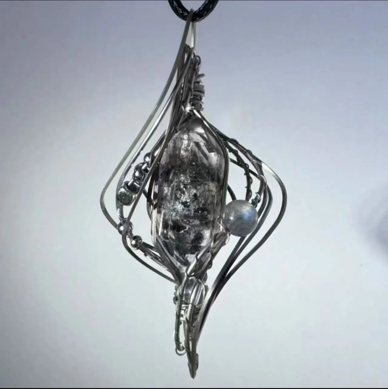 Hollow out pendant necklace with Mori style winding design on cross chain