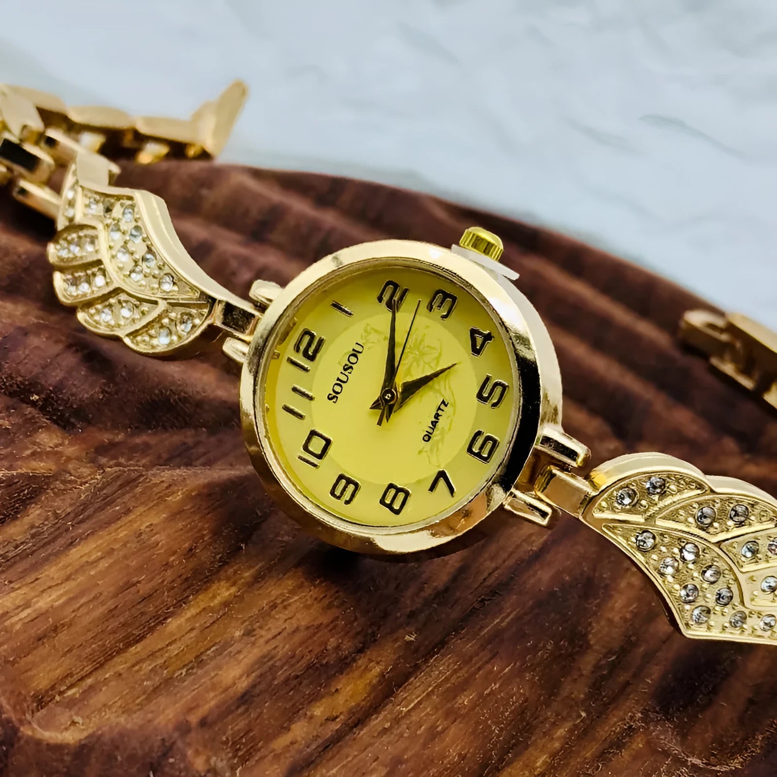 Stainless steel women's watch with round dial available in gold, white or black surface colours