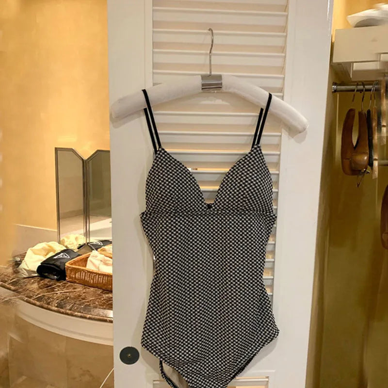 Blue one-piece swimsuit for women with small chest, suitable for hot spring use.