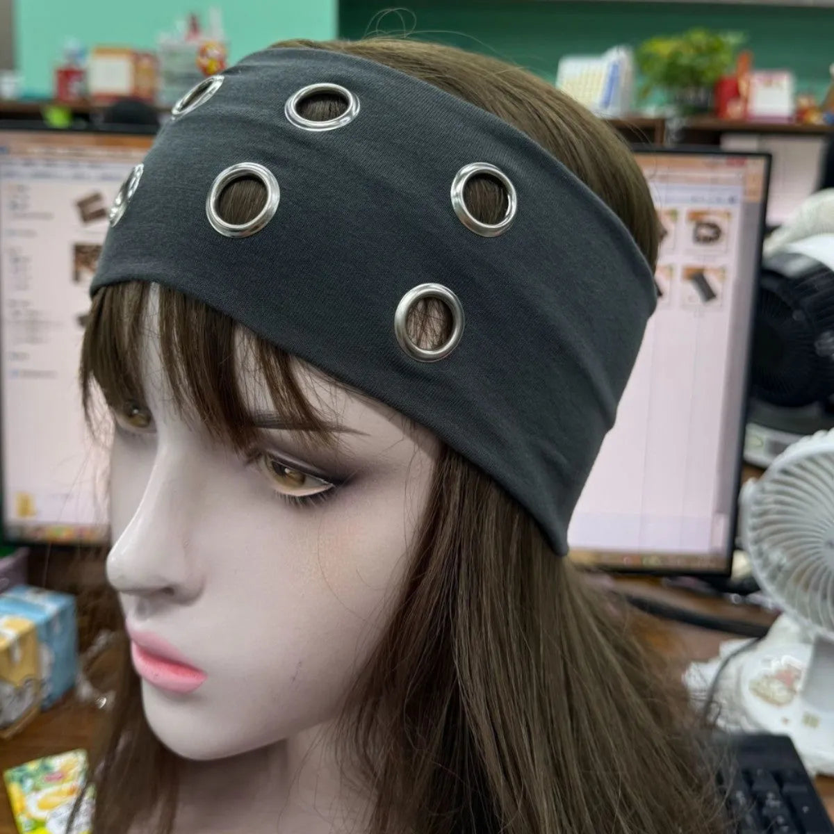 A black pullover hair band with a hollow metal circle on a model, showcasing punk hip hop style.