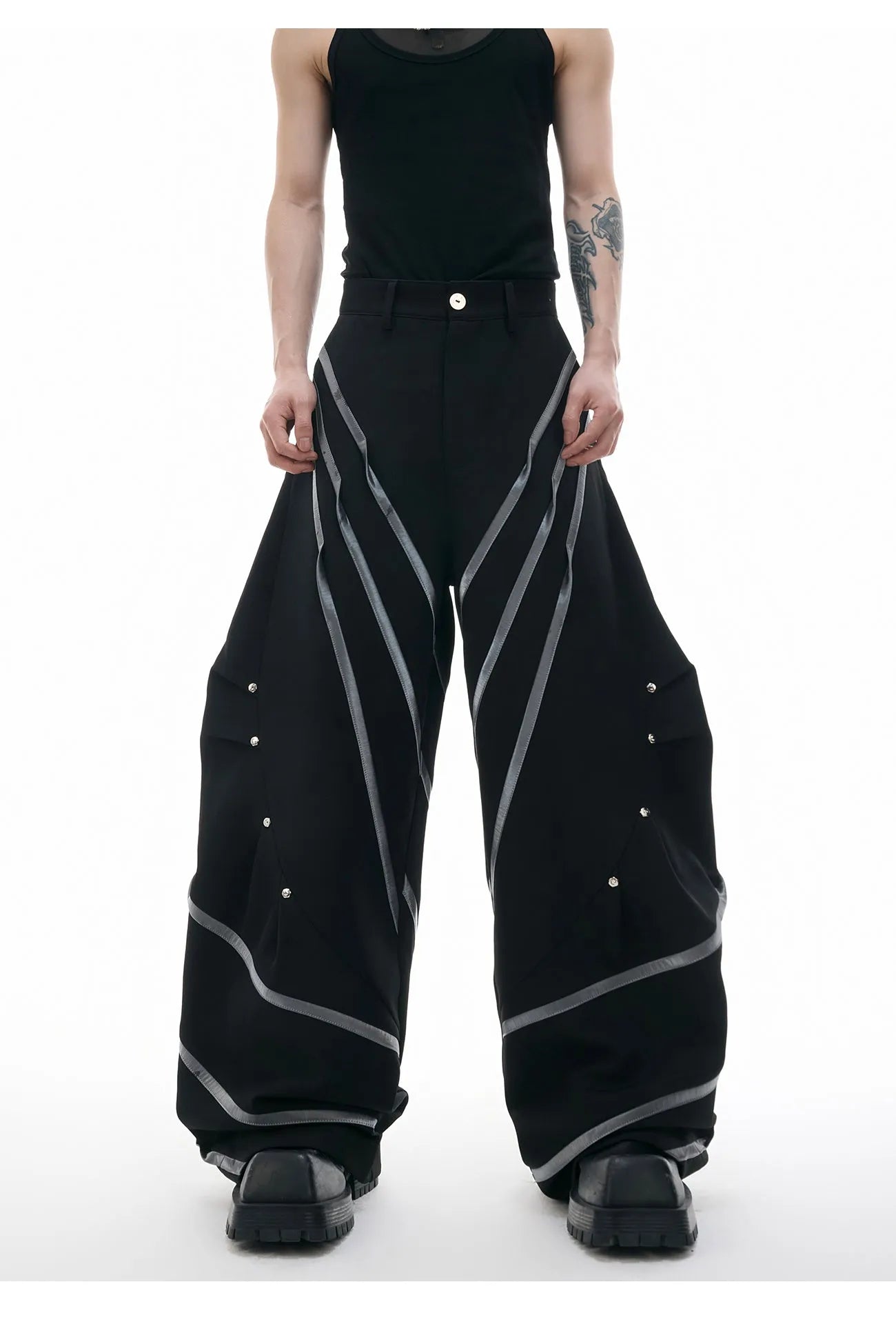 Men's polyester trousers with three-dimensional cutting and metal striped rivet pleated design in black and white colour options