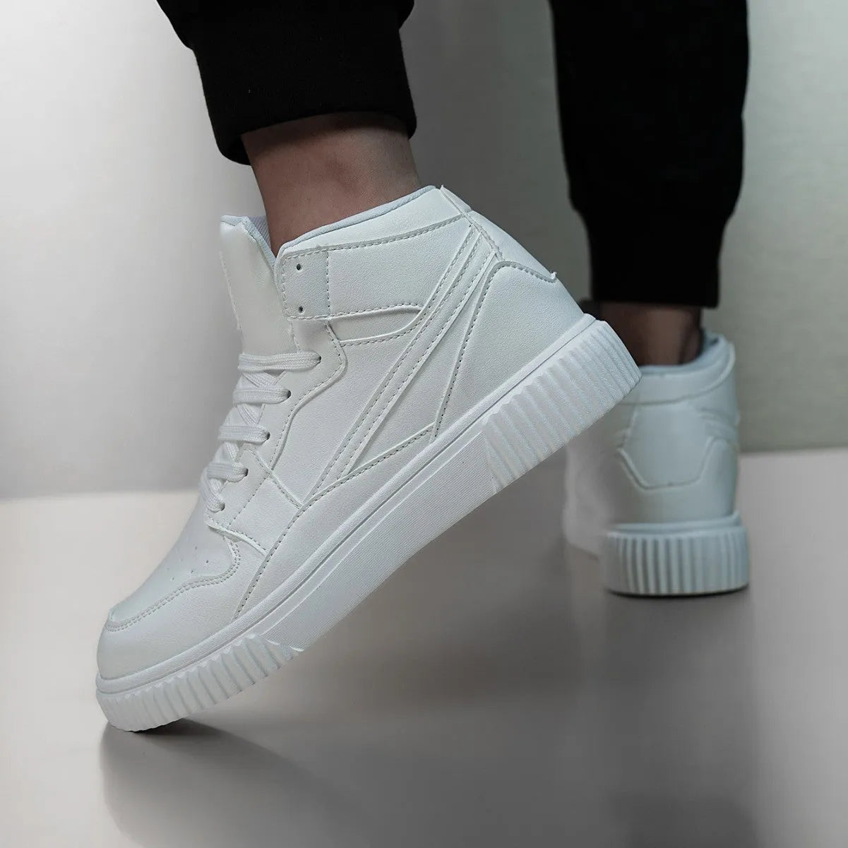 Men's white casual shoes with a microfiber upper and round toe for autumn and winter wear.