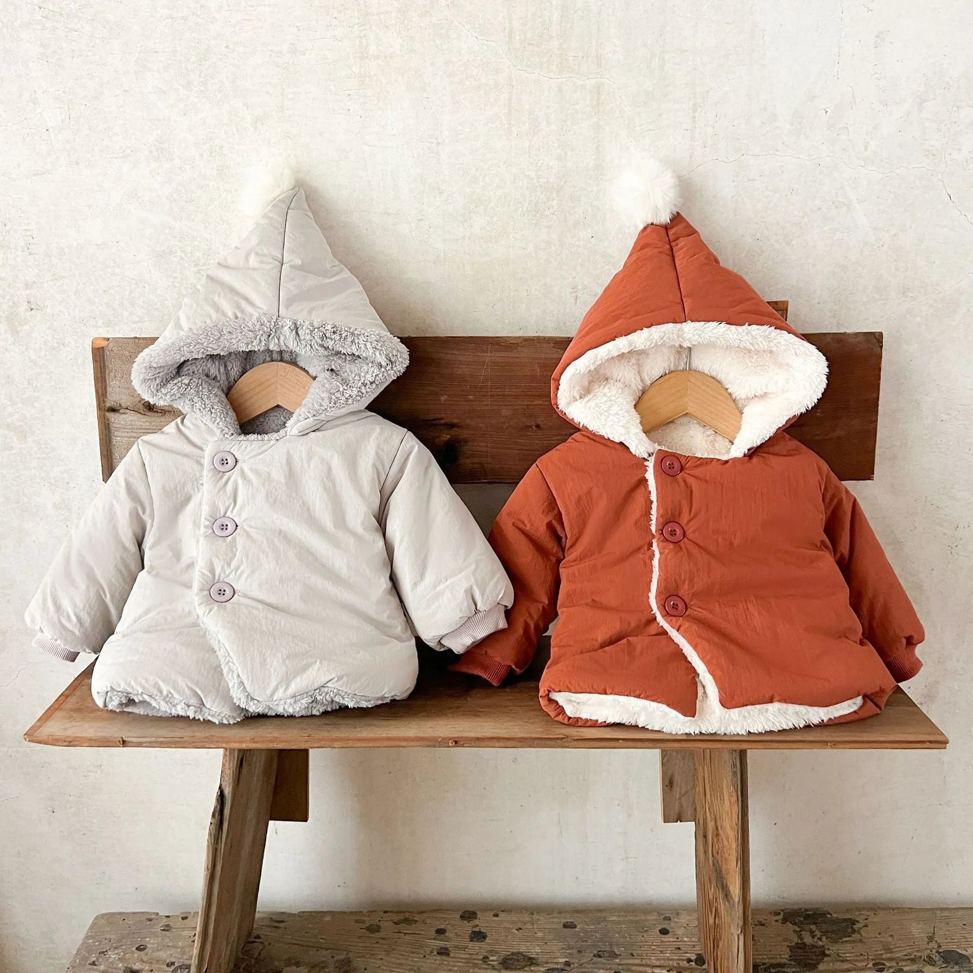Winter fleece-lined unisex baby jacket in solid colour, pearl fleece fabric, hooded, button front, available in light gray, pink, brown, bright red