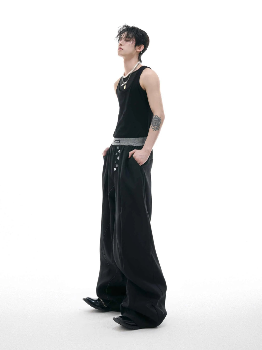 Straight-leg high-waist trousers with button front closure in black colour