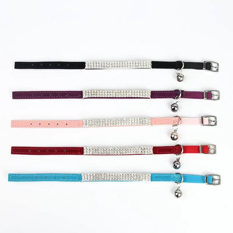 Rhinestone-decorated velvet cat collar adjustable from 20 to 30 cm.