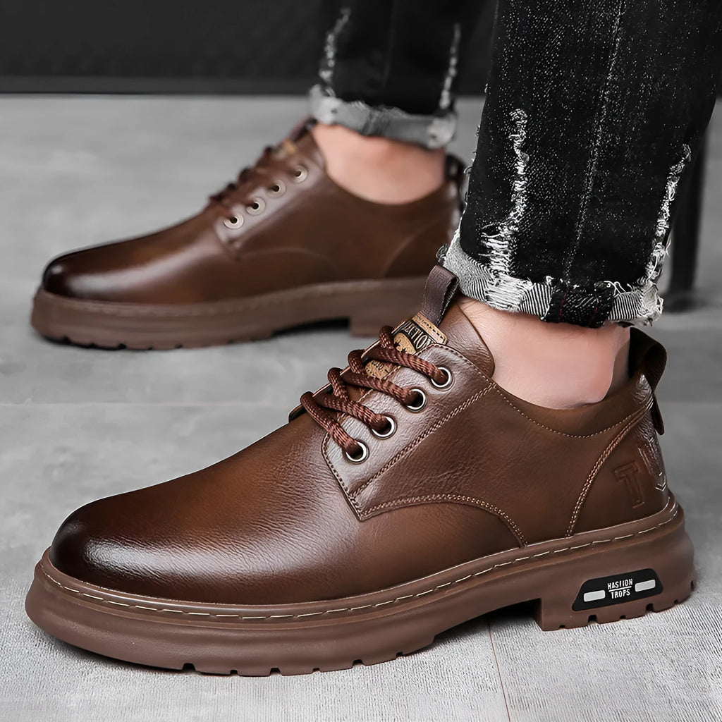 Retro outdoor men's casual shoes in black with round toe design and leather sole