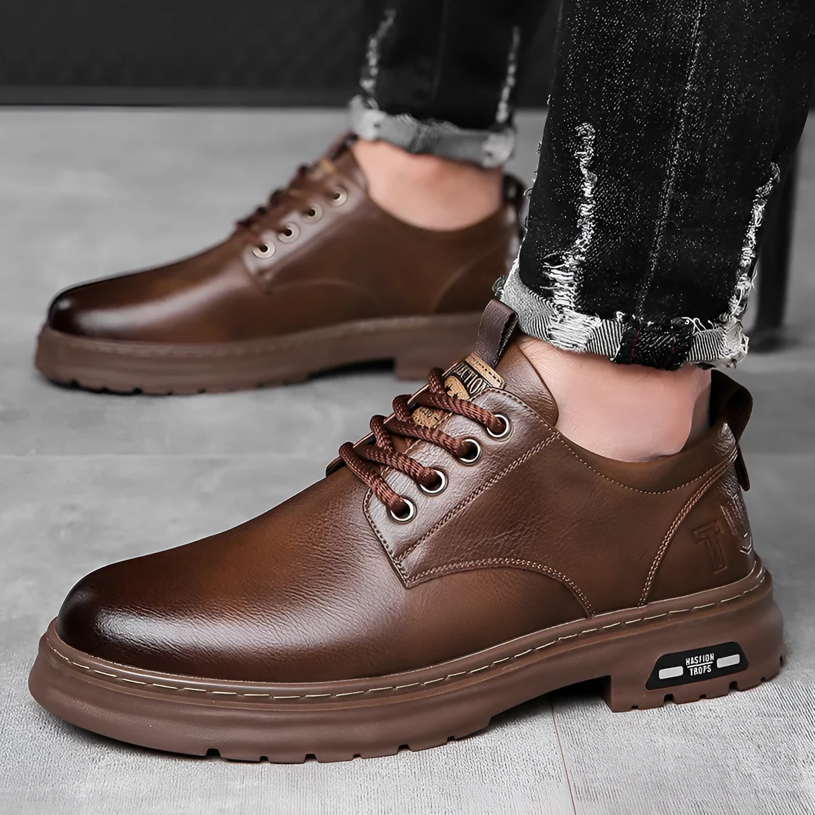 Retro outdoor men's casual shoes in black with round toe design and leather sole