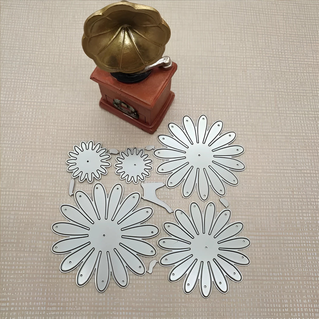 Silver high carbon steel cutting knife mould for cake decoration measuring 12.5x13cm