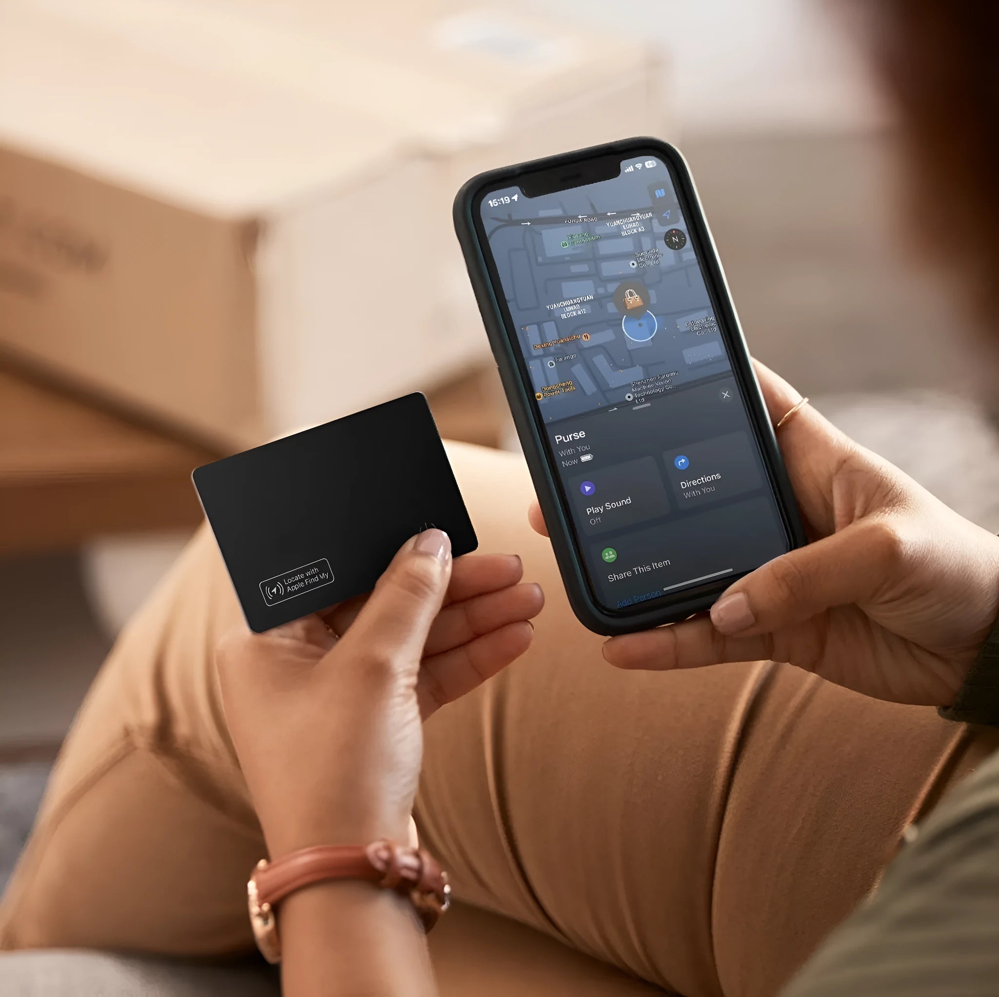 Black ultra-thin anti-loss card for Apple devices showing credit card dimensions and MFI certification
