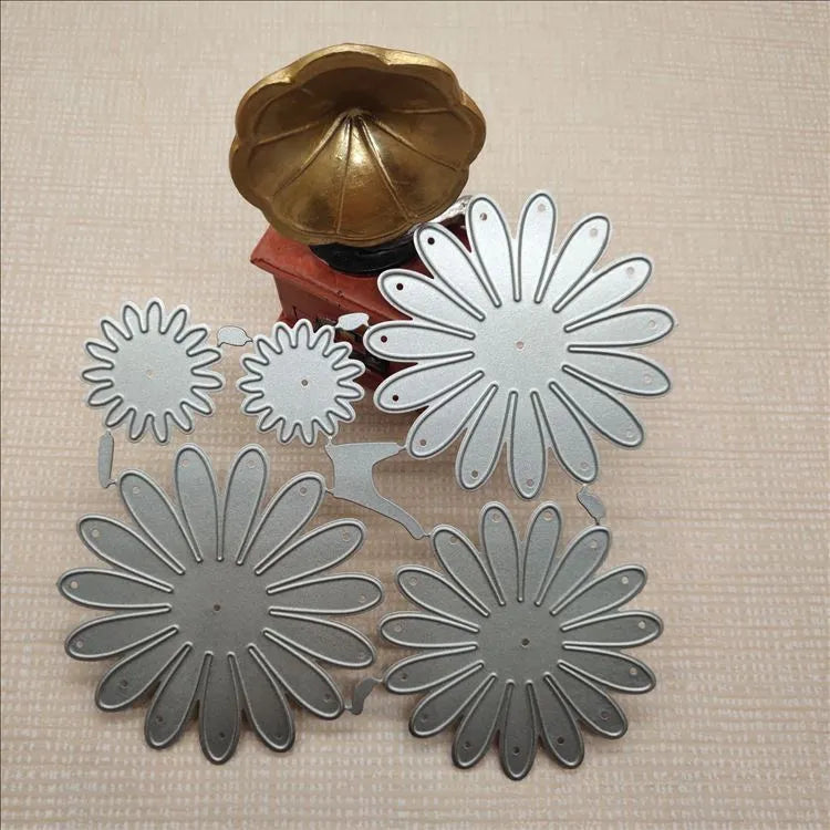 Silver high carbon steel cutting knife mould for cake decoration measuring 12.5x13cm