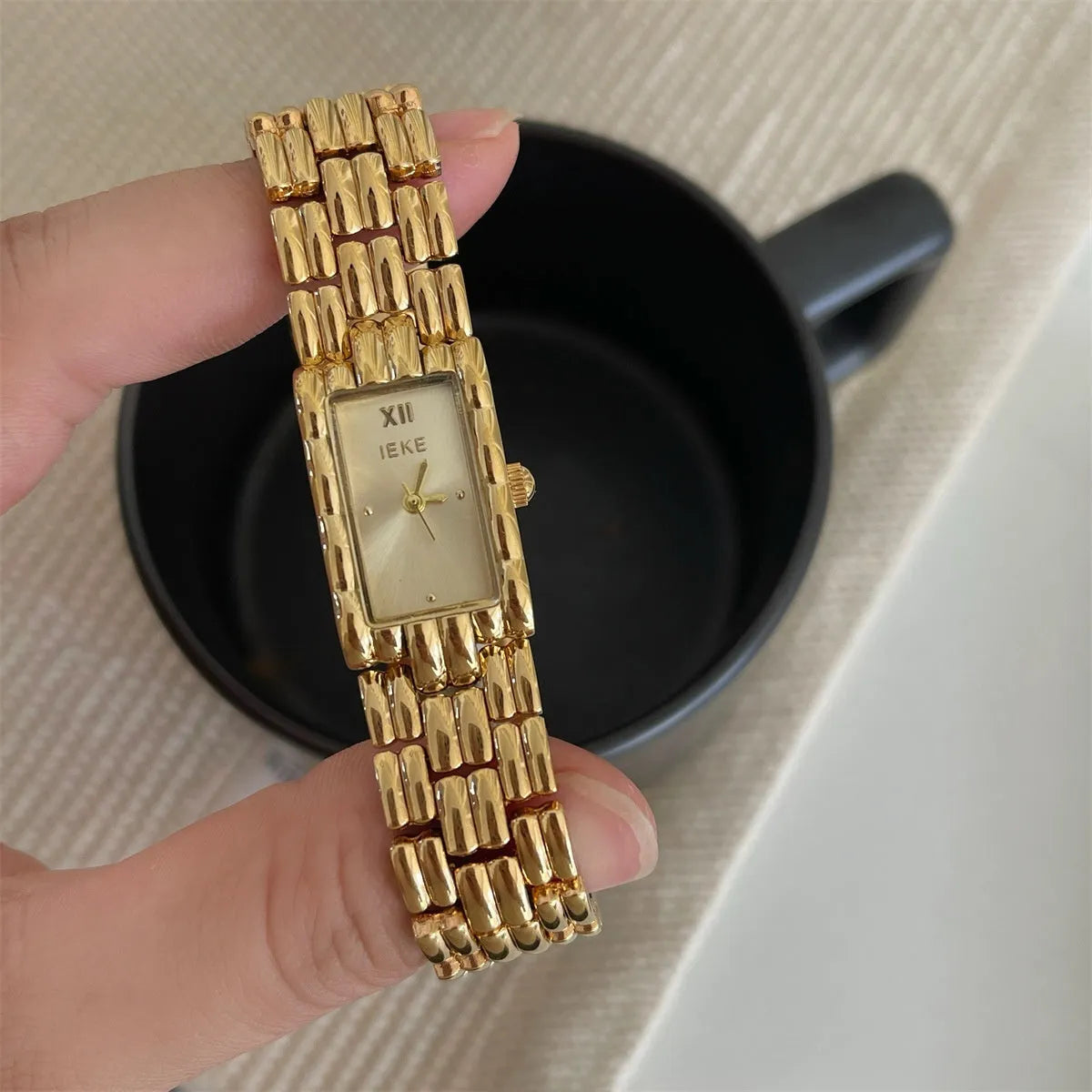 Women's mid-ancient style bracelet watch with 15mm dial, mineral glass, and butterfly buckle in silver or gold colours