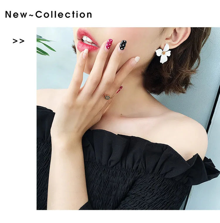 Women's floral stud earrings in white or pink electroplated alloy with flower shape design