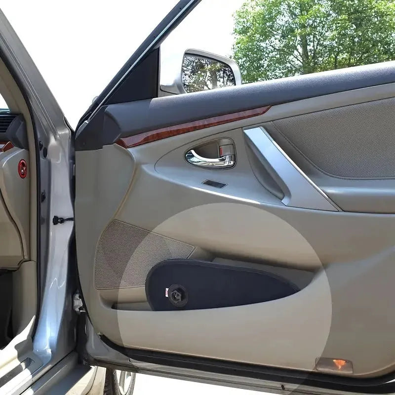 Black stretchy car side window sunshade for baby attached with suction cups