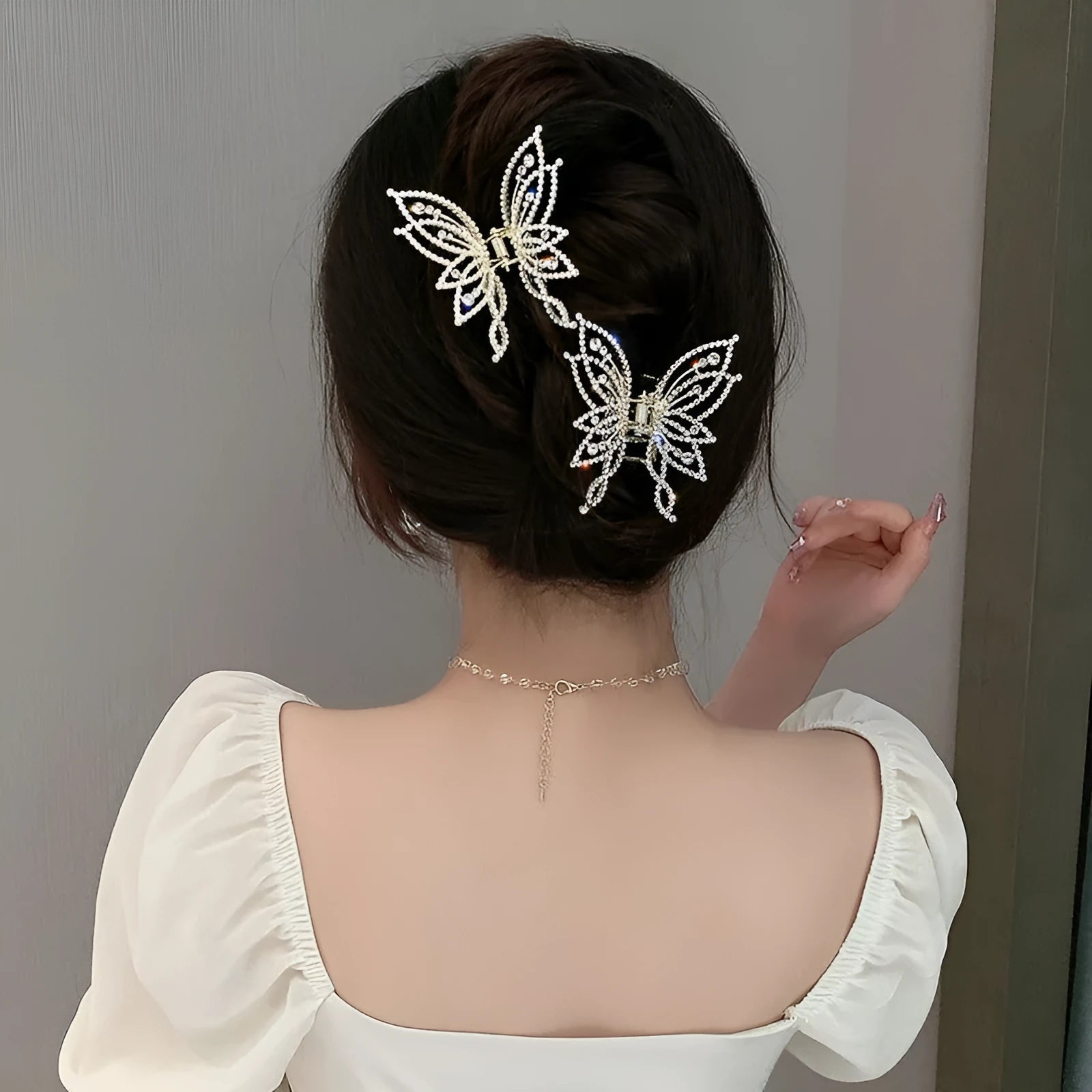 Butterfly design alloy hair barrette with electroplated finish measuring 6.7x6.2cm