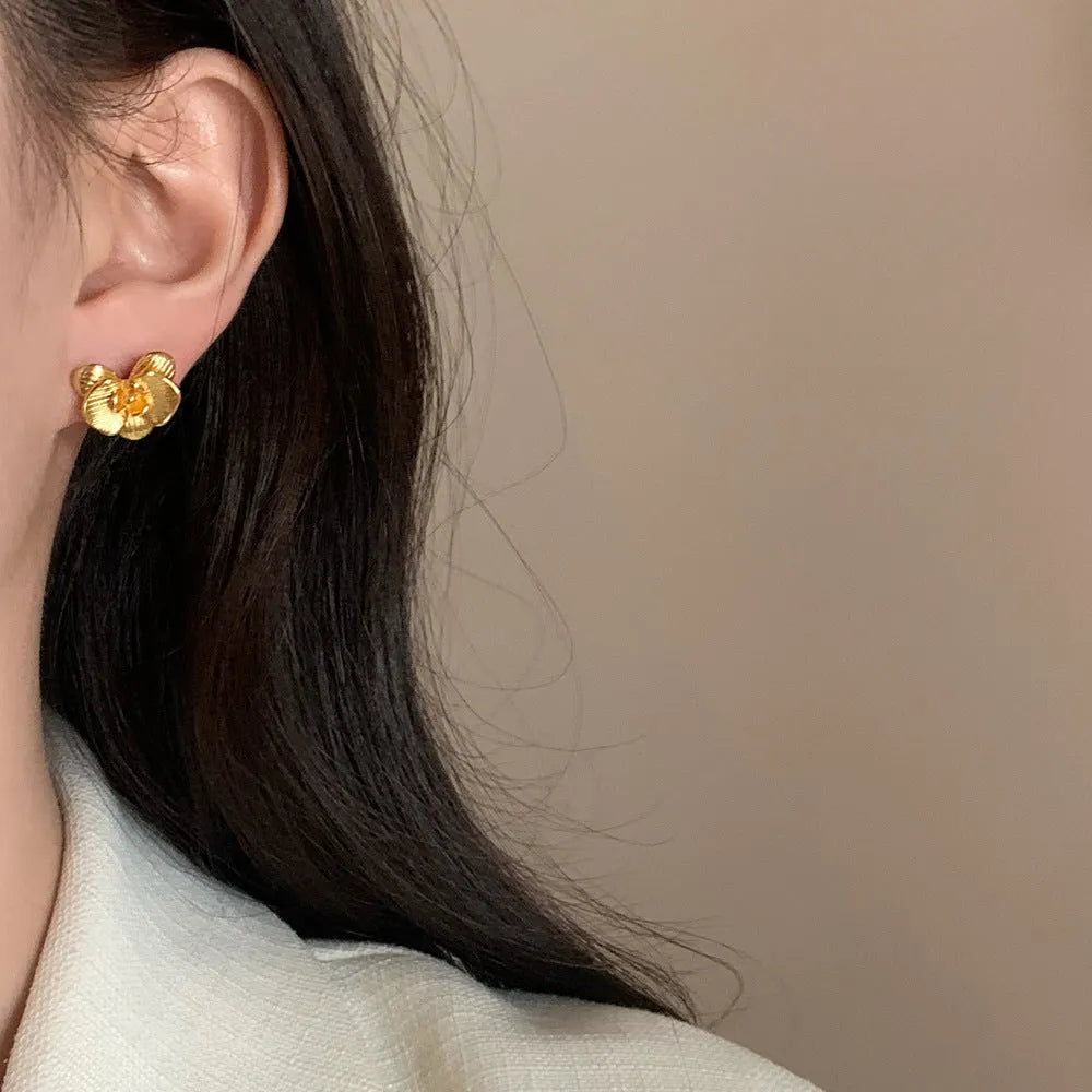 Retro flower-shaped drop earrings for women in gold or silver electroplate with petal detailing.