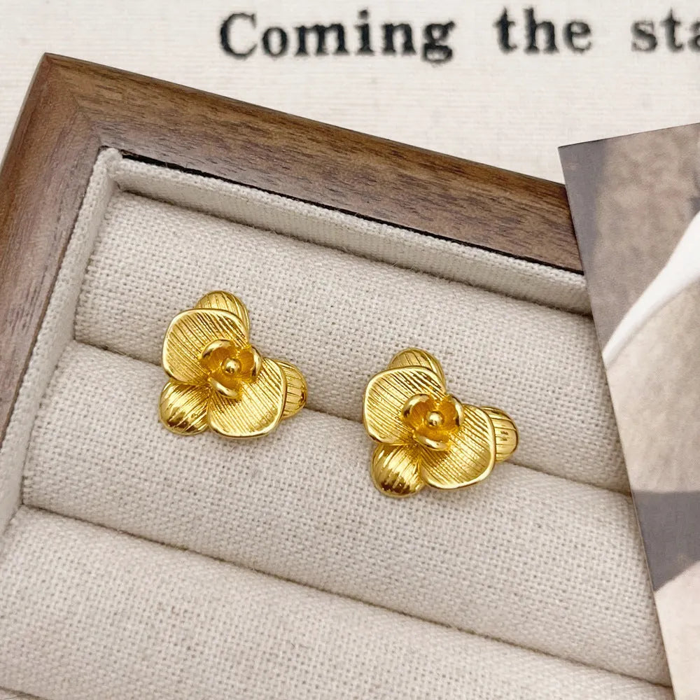 Retro flower-shaped drop earrings for women in gold or silver electroplate with petal detailing.