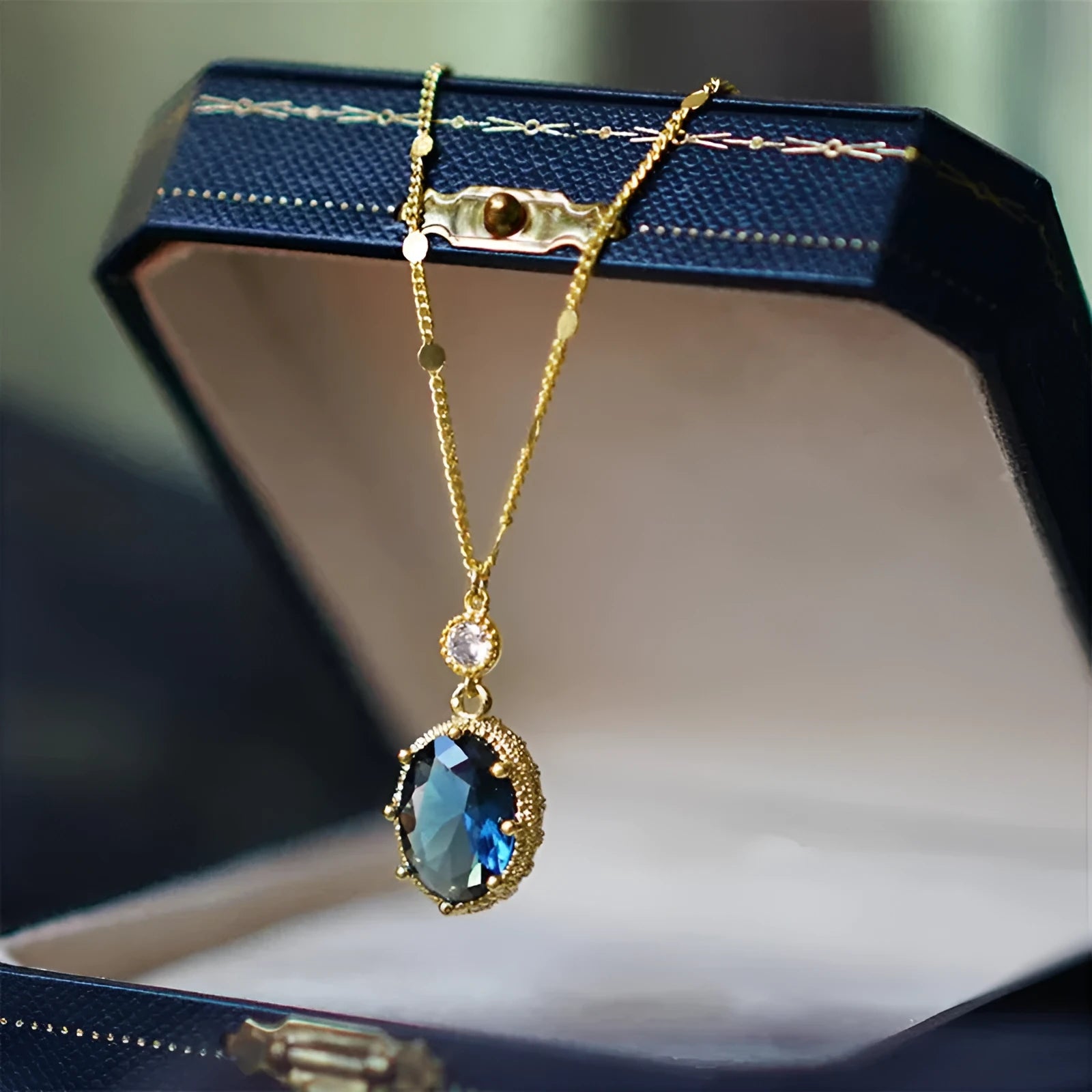 Geometric gold-coloured copper pendant necklace on a chain, French retro style.