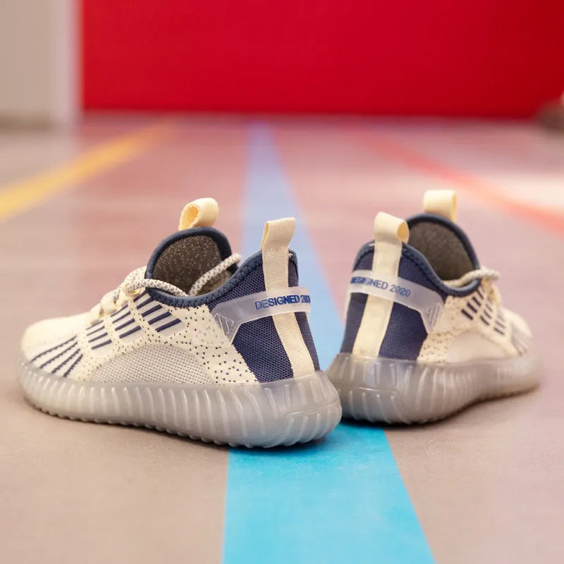 Men's white low-top sports shoes made of breathable flying fabric with mesh lining and a round toe.