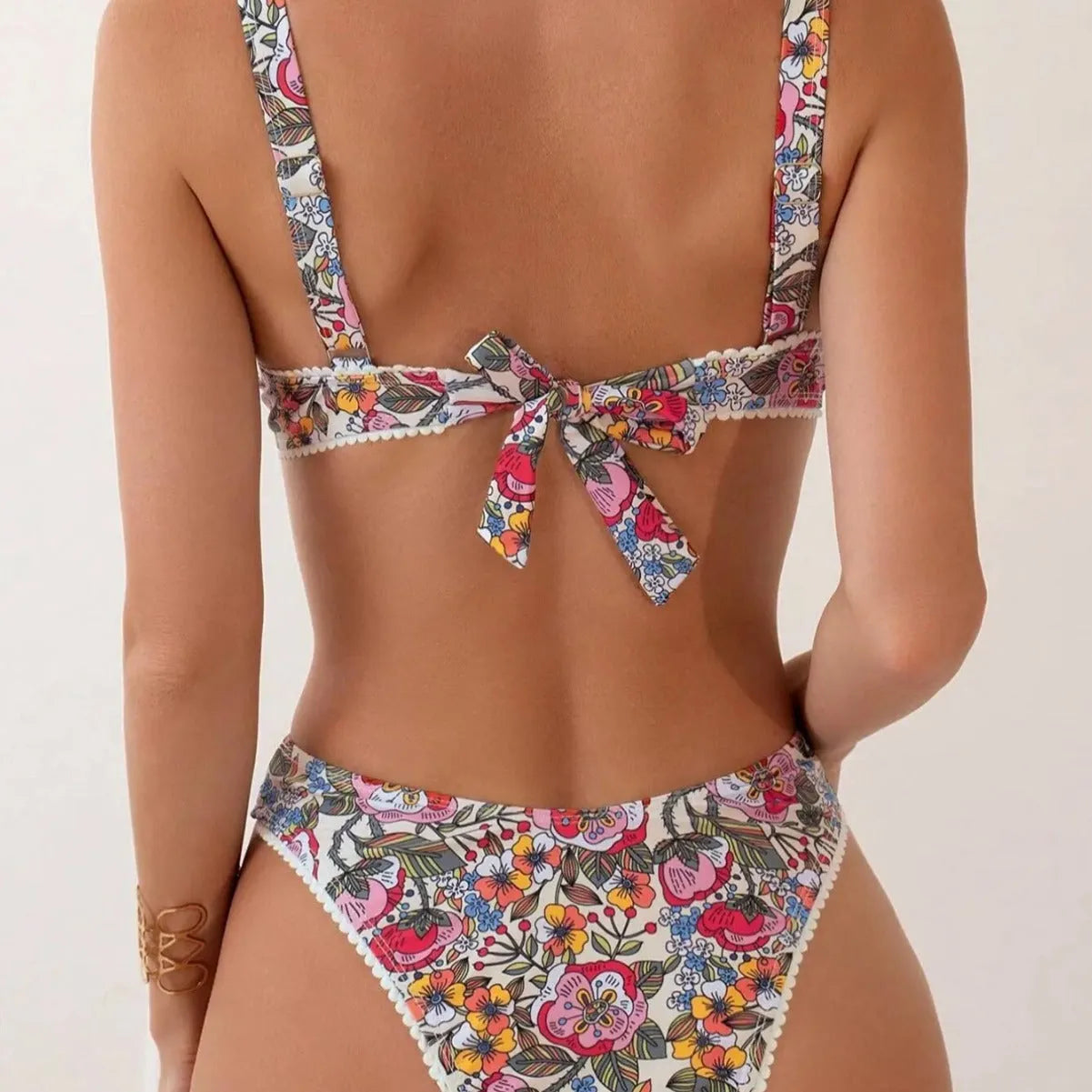 Women's floral print bikini with steel bracket push-up and tied design