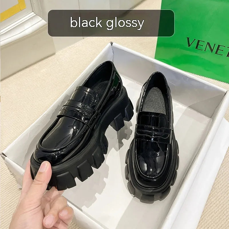Men's wide fat foot loafers in patent leather with rubber sole and muffin base heel