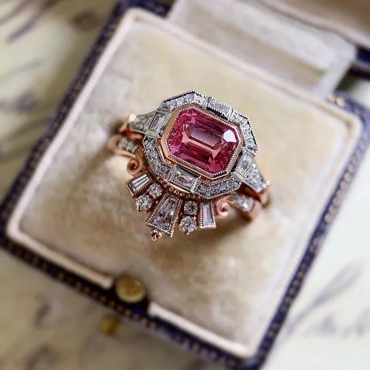 Women's retro style geometric ring in rose gold tone with ruby-coloured design element