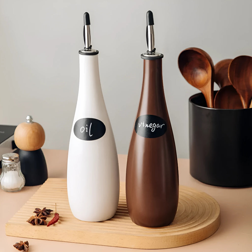 Ceramic oil pot with funnel in black, coffee or white colour, 650ml capacity