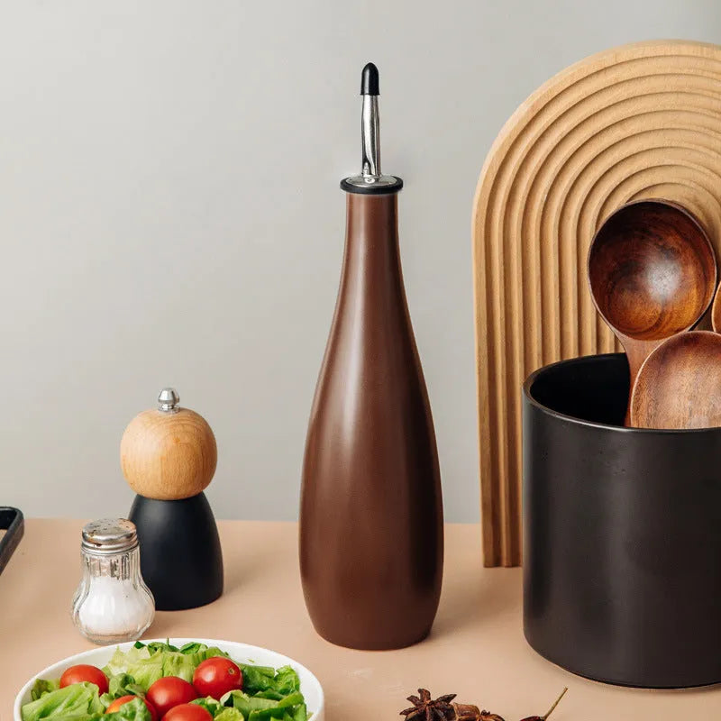 Ceramic oil pot with funnel in black, coffee or white colour, 650ml capacity
