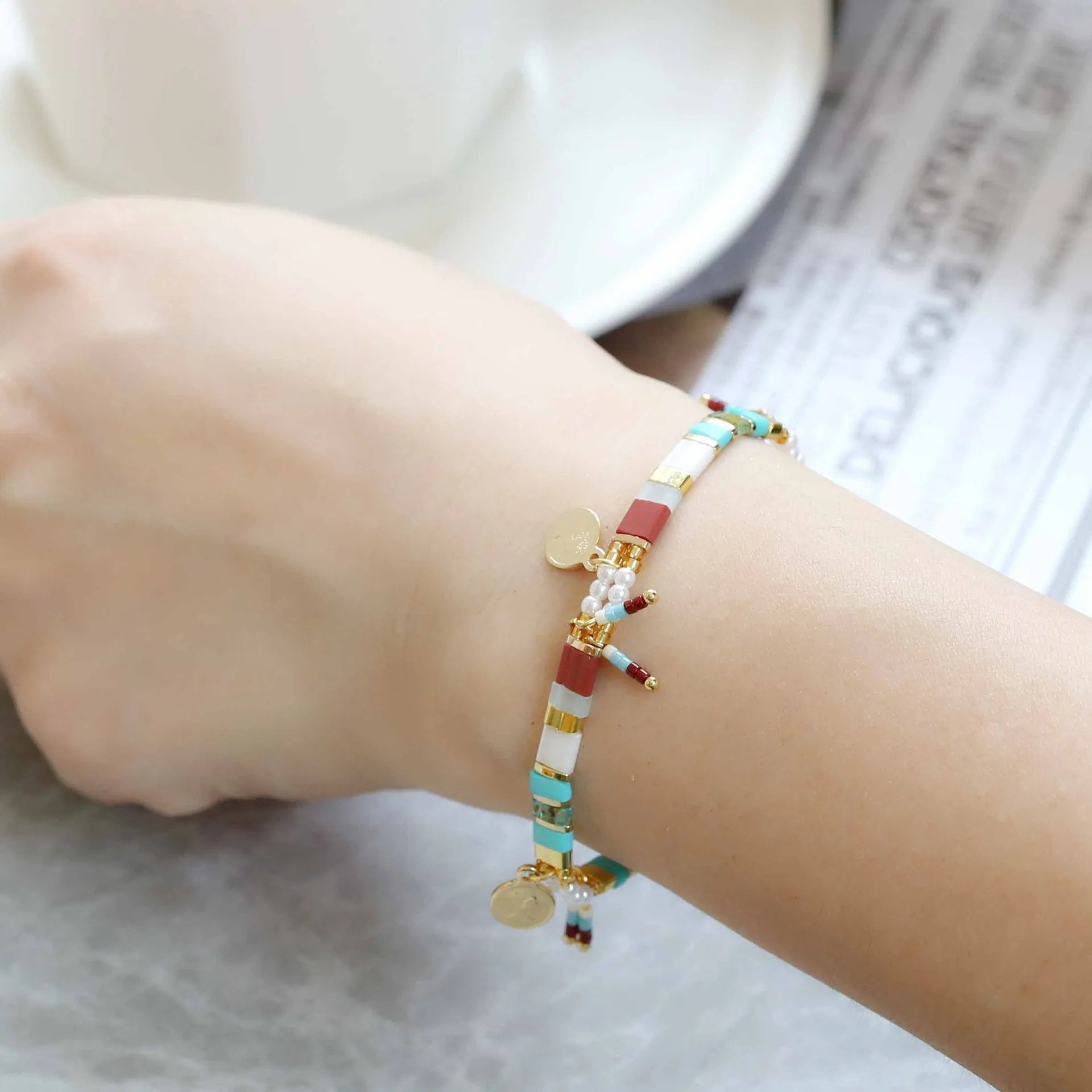 Women's imitation pearl bracelet with European and American glass coloured beads in six colour variants