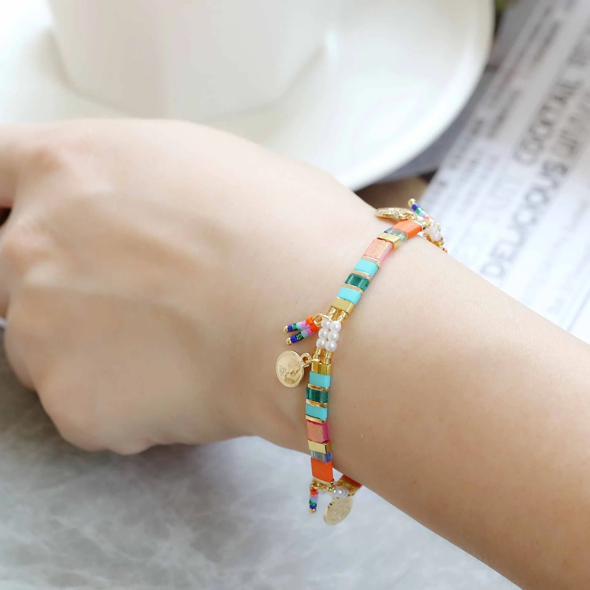 Women's imitation pearl bracelet with European and American glass coloured beads in six colour variants