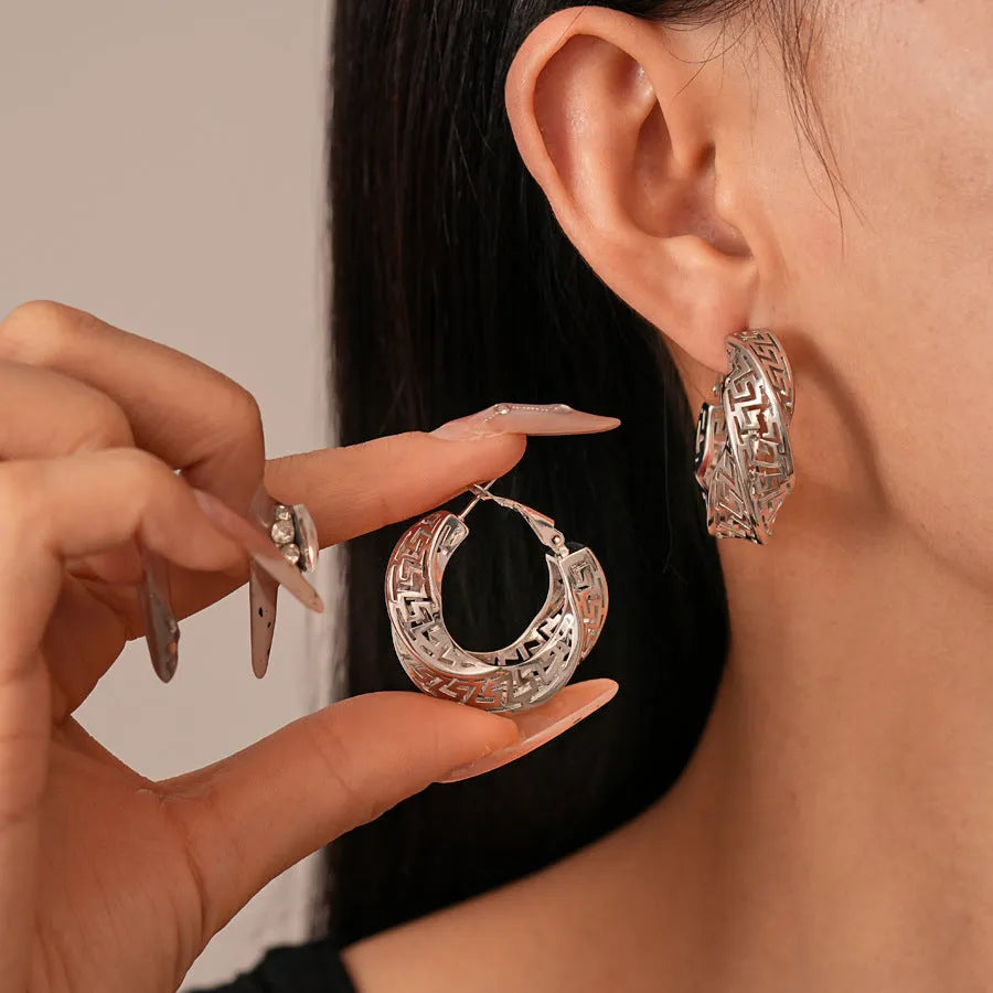 Twisted round geometric hollow stud earrings for women in silver or gold electroplated finish