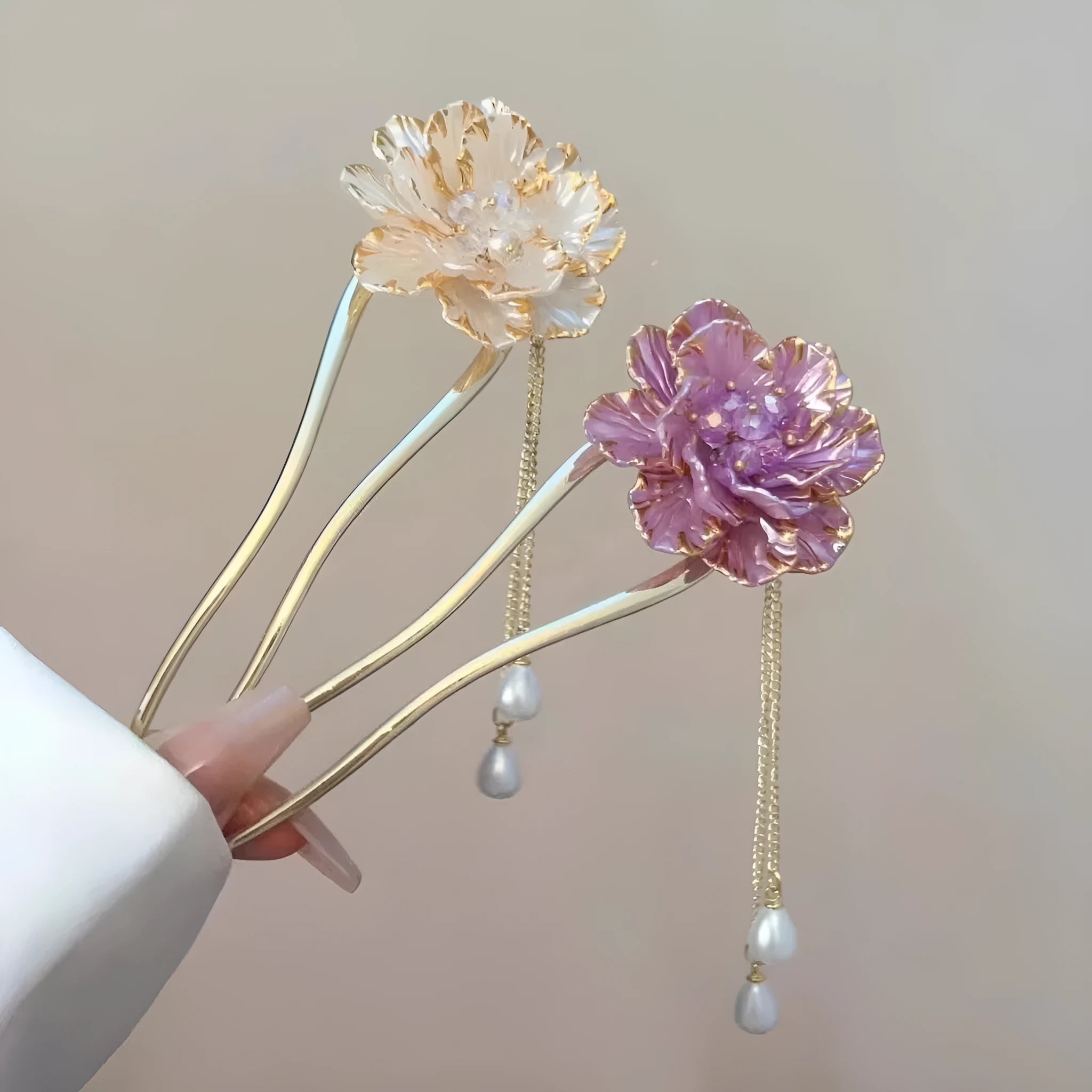 Purple and white retro peony flower U-shaped hairpin with tassel detail on alloy base