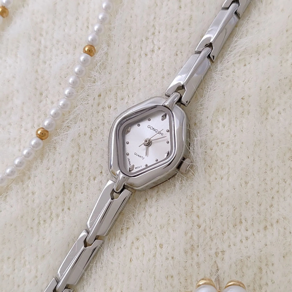 Women's gold or silver waterproof fashion bracelet watch with 18mm dial and mineral glass mirror