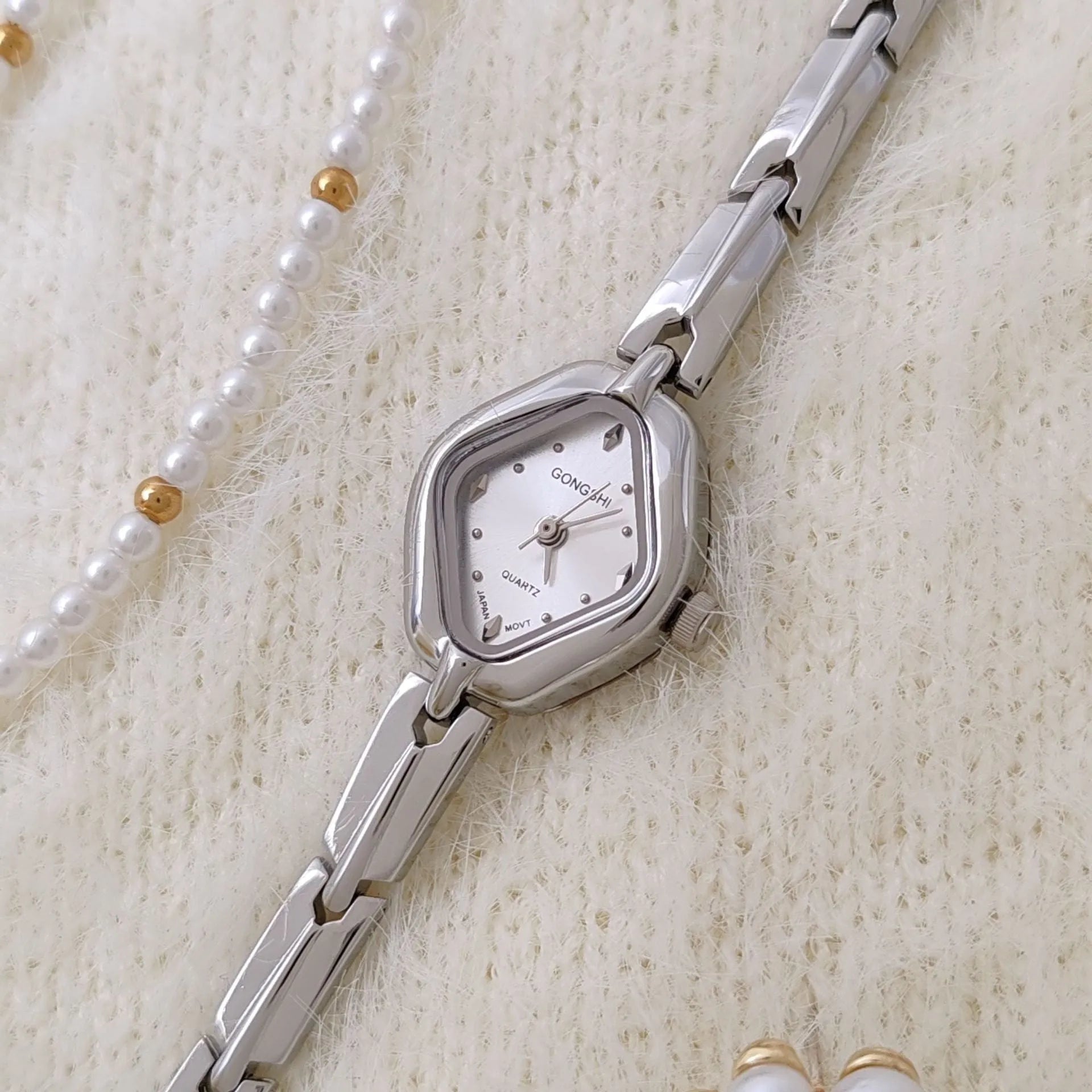 Women's gold or silver waterproof fashion bracelet watch with 18mm dial and mineral glass mirror