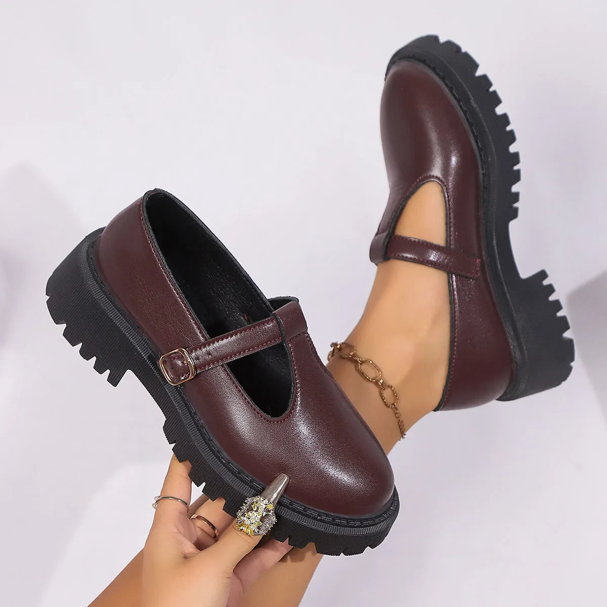 Women's thick bottom retro shoes in suede with buckle fastening and rubber sole, black platform colourway