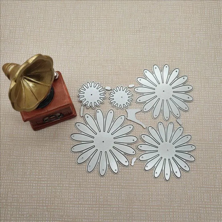Silver high carbon steel cutting knife mould for cake decoration measuring 12.5x13cm