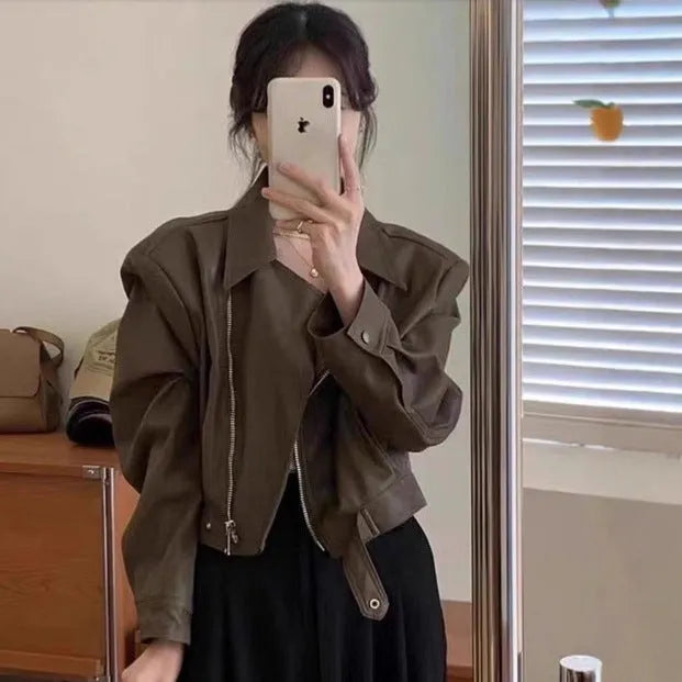 Women's slim-fit retro imitation leather jacket in black or brown with long sleeves and pockets