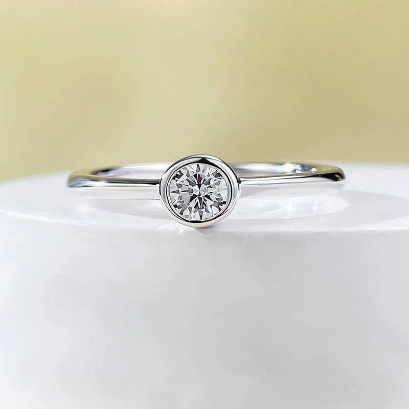 Minimalist sterling silver ring with crown shape and engraved line detail in gold or platinum finish