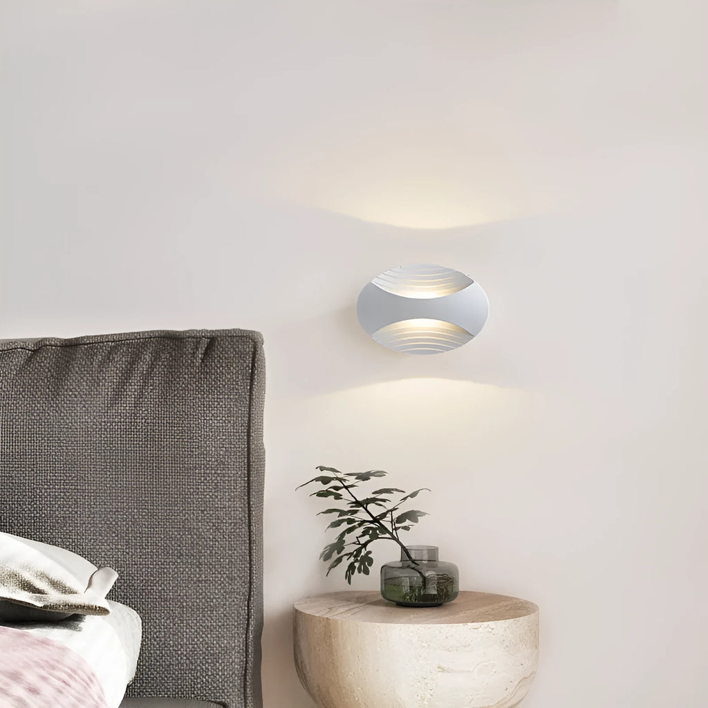 Modern minimalist wall lamp in aluminium with IP65 rating, showing colour temperature options.