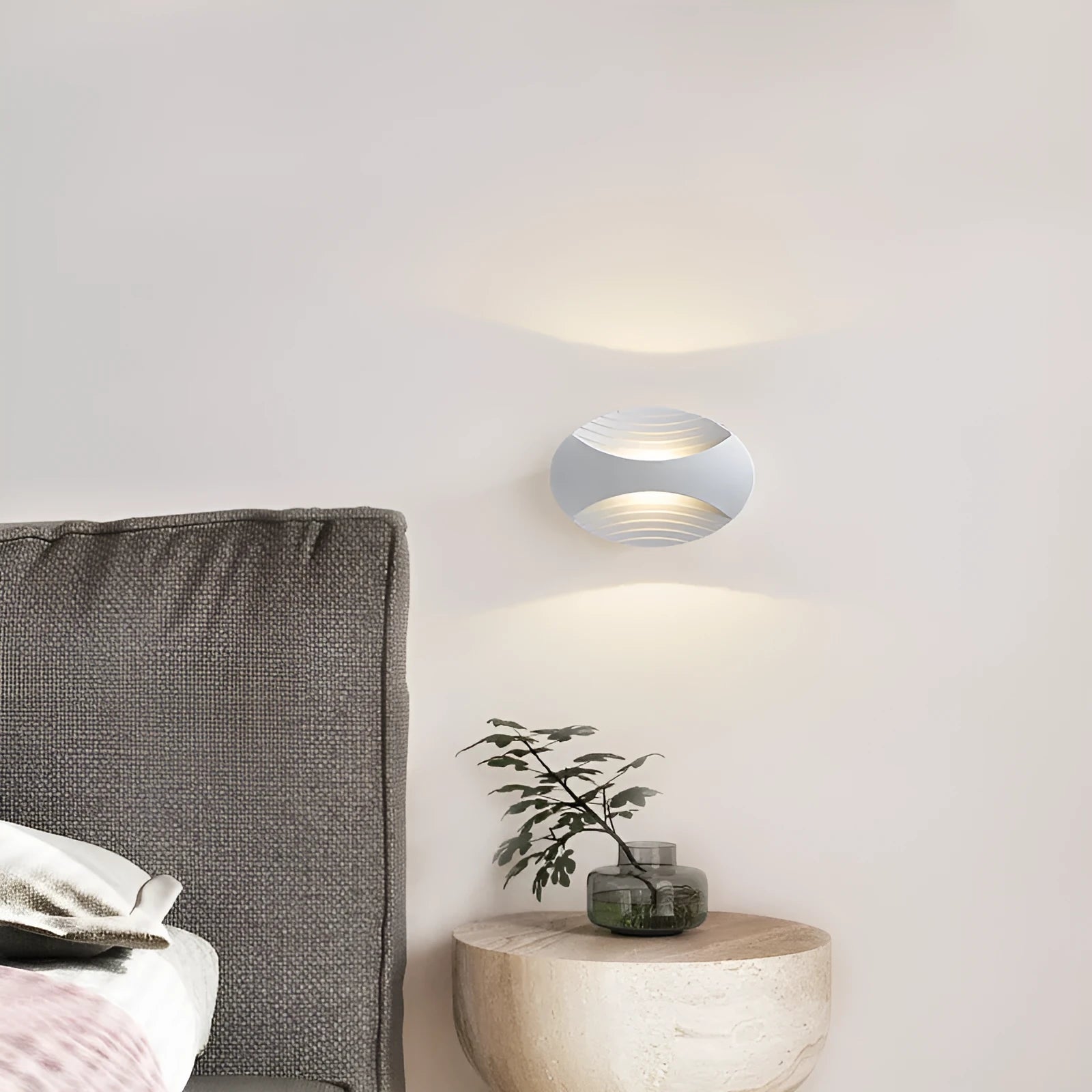 Modern minimalist wall lamp in aluminium with IP65 rating, showing colour temperature options.