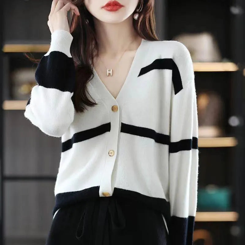 Women's knitted cardigan with 3D stripe pattern in V-neck slim fit design