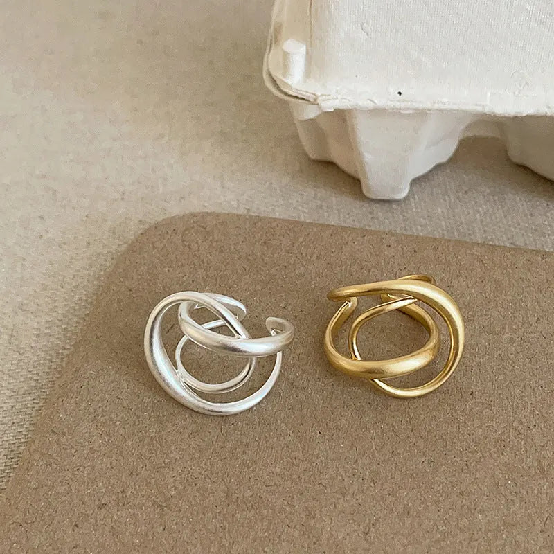Women's geometric open ring with 3D interlaced pattern in matte metal with gold plating